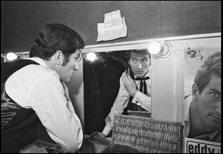 Eddy Mitchell se prépare dans les loges de l'Olympia avant de monter sur scène, le 3 mars 1969.