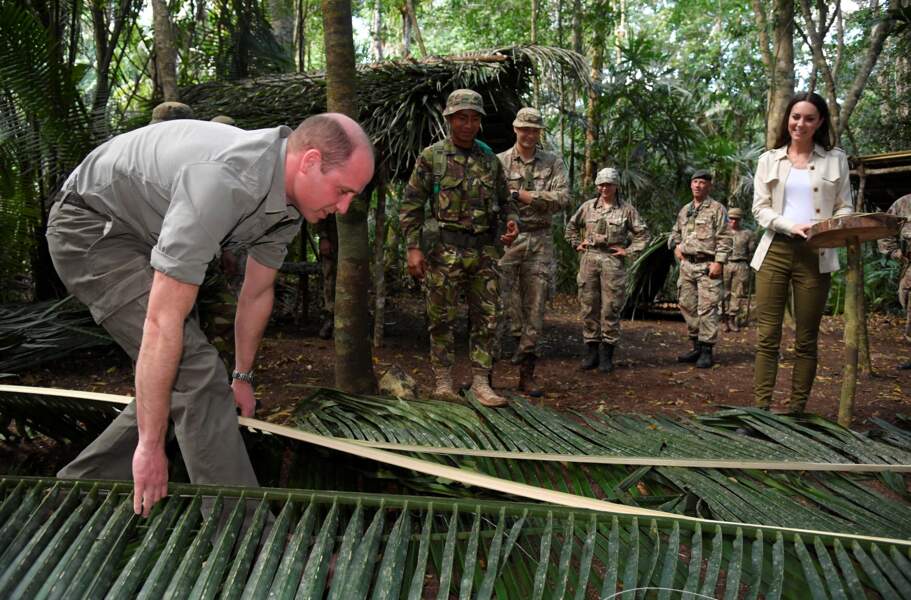 Le prince William, en pleine construction d'un abri durant sa visite à Caracol, un ancien site archéologique maya au plus profond de la jungle dans la forêt de Chiquibul au Belize, lors de leur tournée dans les Caraïbes au nom de la reine pour marquer son jubilé de platine. Belize, le 21 mars 2022.

