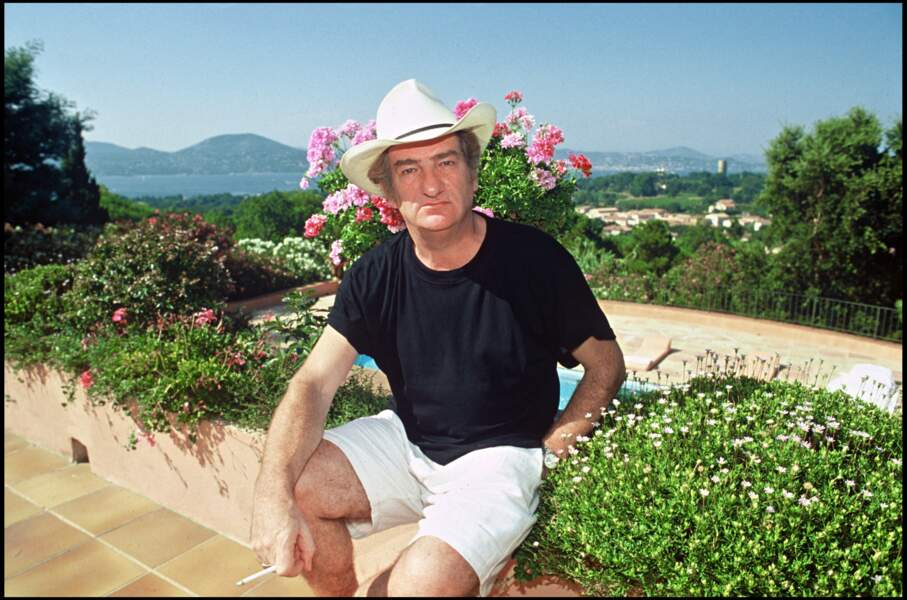 Eddy Mitchell ose un look en bermuda et chapeau stetson pour ses vacances à Saint-Tropez, le 7 août 1994