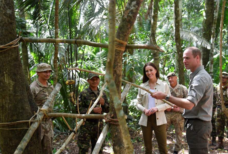 Le prince William, duc de Cambridge, et Catherine (Kate) Middleton, duchesse de Cambridge, apprennent les rudiments de la survie avec les militaires, lors de leur tournée dans les Caraïbes au nom de la reine pour marquer son jubilé de platine. Belize, le 21 mars 2022.
