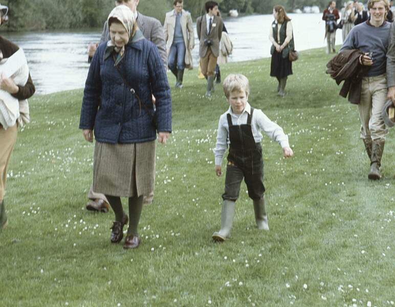 La reine Elizabeth II se promène avec son petit-fils Peter Phillips, au Royal Windsor Horse Show, en 1983.