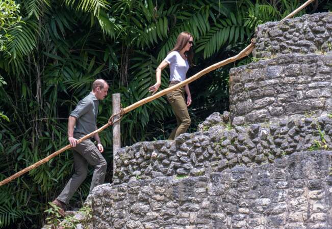 Le prince William, duc de Cambridge, et Kate Middleton, duchesse de Cambridge, se rendant au sommet d'un temple maya à Belize, le 21 mars 2022.
