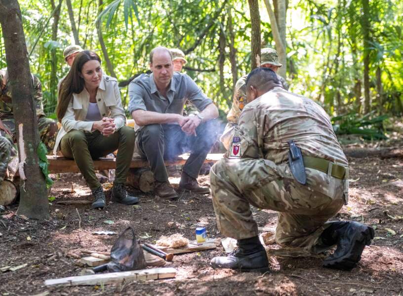 Le duc et la duchesse de Cambridge, en pleine leçon durnat leur visite dans un ancien site archéologique maya situé au plus profond de la jungle dans la forêt de Chiquibul au Belize, le 21 mars 2022.
