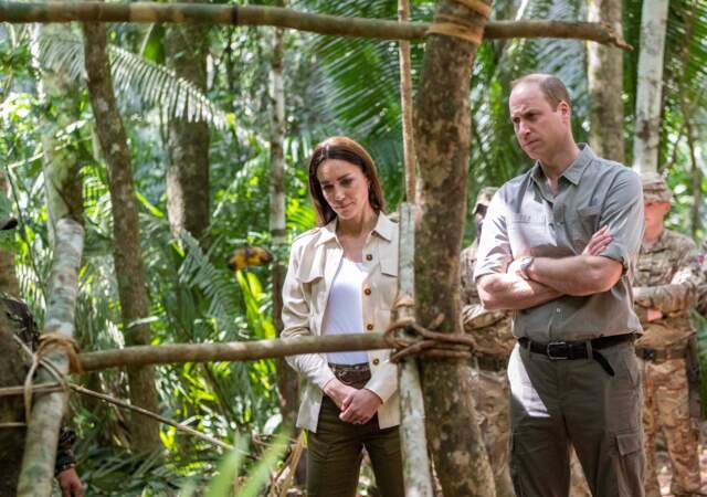 Le prince William, duc de Cambridge, et Kate Middleton, duchesse de Cambridge, en pleine leçon de survie dans la forêt de Chiquibul au Belize, le 21 mars 2022.
