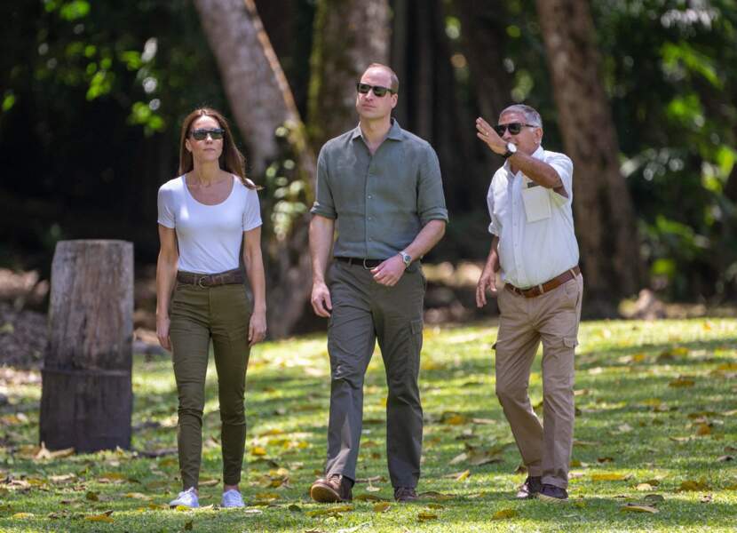 Le prince William, duc de Cambridge, et Kate Middleton, duchesse de Cambridge, contemplant un temple maya au Belize, le 21 mars 2022.
