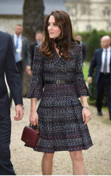 Kate Middleton en robe manteau à motifs signé Chanel avec un sac et une ceinture de la marque au double CC aux Invalides, à Paris ce samedi 18 mars 2022.  