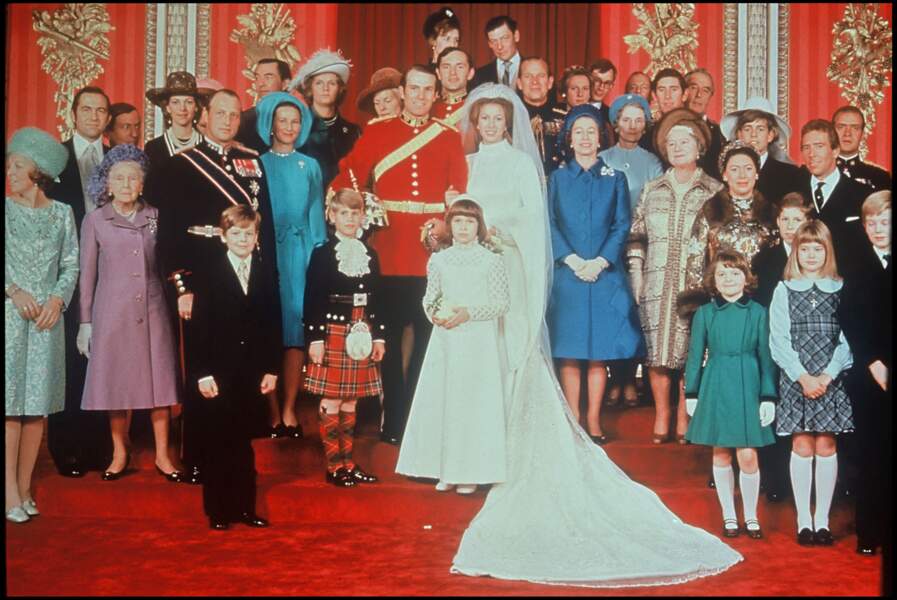 La reine Elizabeth II pose aux côtés de la princesse Anne et son mari Mark Phillips, le jour de leur mariage, le 14 novembre 1973. 
