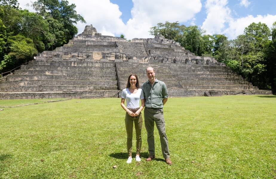 Le prince William, duc de Cambridge, et Kate Middleton, duchesse de Cambridge, posant fièrement devant un temple maya situé au Belize, le 21 mars 2022.
