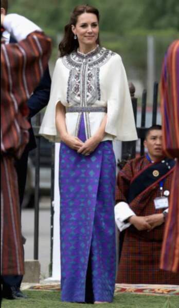 Kate Middleton opte pour une kira traditionnelle, associée à une cape Paul & Joe au Bhoutan, en Asie du Sud. 
