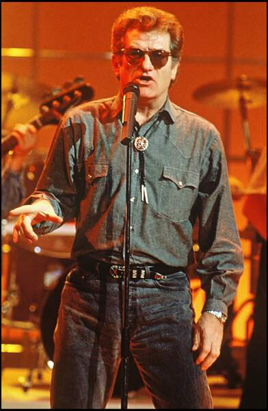 Eddy Mitchell chante sur le plateau de l'émission "Sébastien c'est fou" avec un style cowboy, en 1990. 