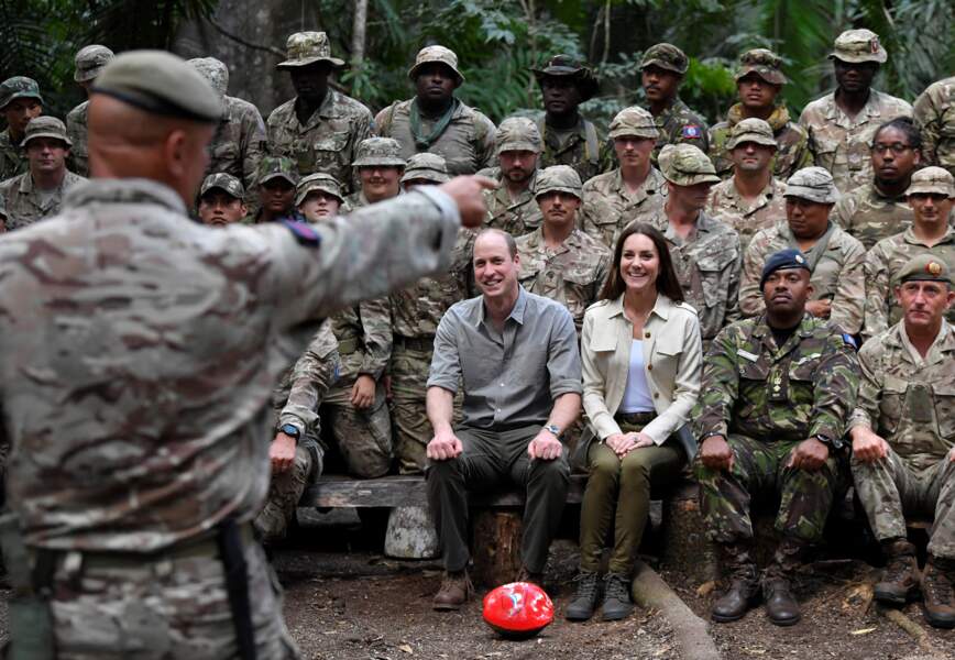 Le prince William, duc de Cambridge, et Catherine (Kate) Middleton, duchesse de Cambridge, entourés de militaires durant leur visite de la forêt de Chiquibul au Belize. Une apparition faite lors de leur tournée dans les Caraïbes au nom de la reine pour marquer son jubilé de platine. Belize, le 21 mars 2022.
