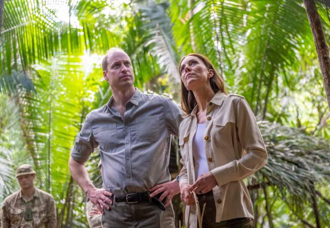 Le duc de Cambridge et la duchesse de Cambridge, en pleine leçon de survie dans la forêt de Chiquibul située au Belize, le 21 mars 2022.
