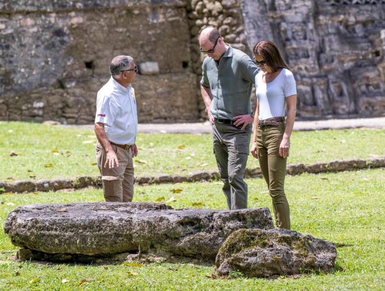 Le prince William, duc de Cambridge, et Kate Middleton, duchesse de Cambridge, admiratifs des vestiges d'un temple maya à Belize, le 21 mars 2022.
