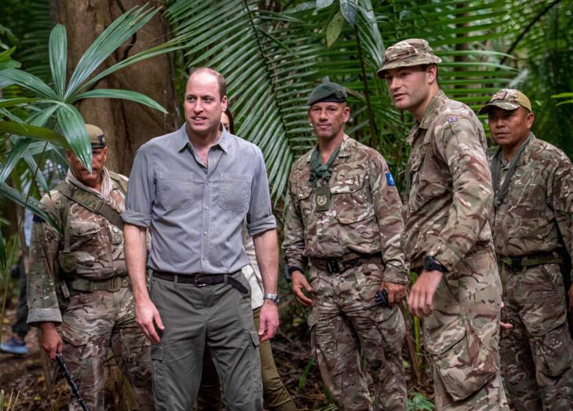 Le prince William, duc de Cambridge, entouré de militaires à Caracol, au plus profond de la forêt de Chiquibul (Belize), le 21 mars 2022.
