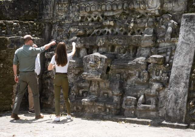 Le prince William, duc de Cambridge, et Kate Middleton, duchesse de Cambridge, admirant les détails d'un temple maya situé au Belize, le 21 mars 2022.
