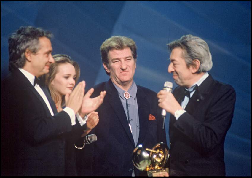Eddy Mitchell entouré de Michel Sardou, Vanessa Paradis et Serge Gainsbourg lors de la cérémonie des Victoires de la musique, le 4 février 1990.