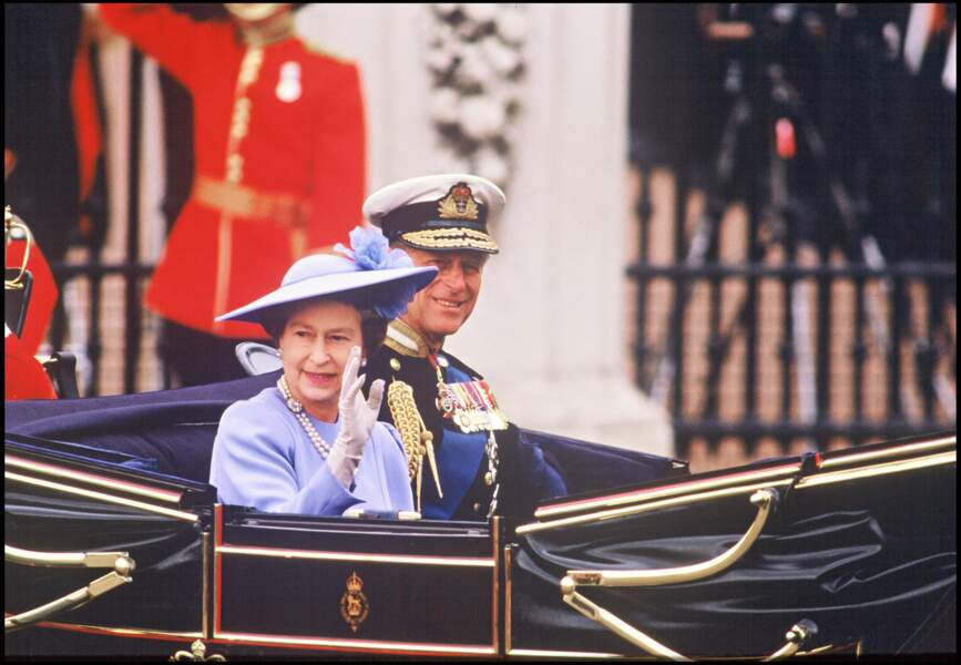 La reine Elizabeth II et le prince Philip en calèche, le jour du mariage du prince Andrew et Sarah Ferguson,  au Palais de Buckingham, le 23 juillet 1986.