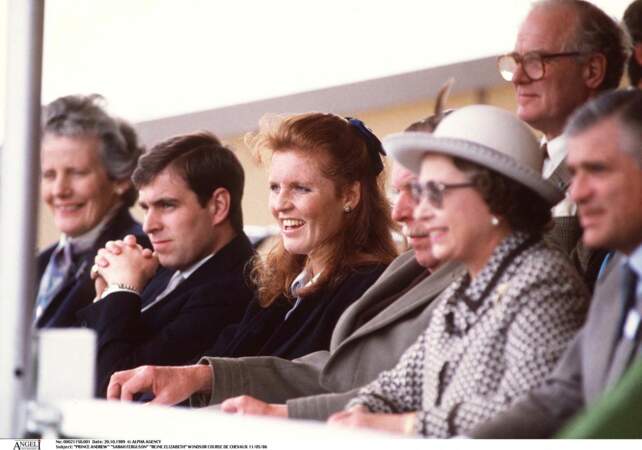 La reine Elizabeth II (à droite) aux côtés du prince Andrew et de Sarah Ferguson, lors d'une course de chevaux, à Windsor, en 1989.
