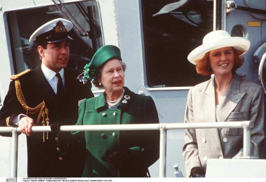La reine Elizabeth II, entourée du prince Andrew et de Sarah Ferguson, sur un bateau à Campbelltown, en Écosse, en 1989.