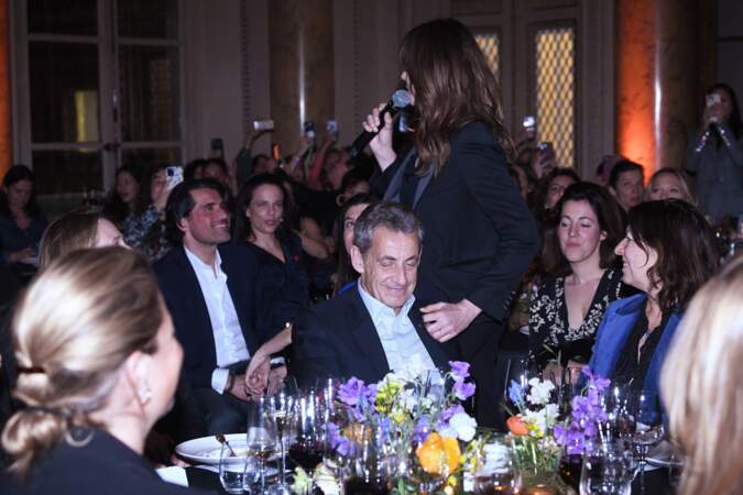 Nicolas Sarkozy visiblement conquis par sa femme Carla Bruni