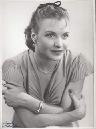 À 20 ans, Line Renaud fait déjà tourner toutes les têtes avec ses grands yeux bleus, en 1948.