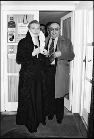 Line Renaud et Loulou Gasté à la sortie du restaurant "Pavillon Russe", à Paris, le 9 novembre 1975.