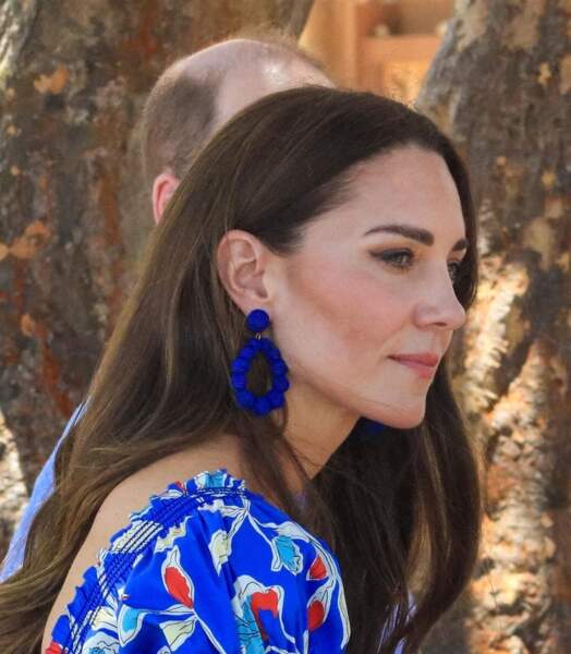 Kate Middleton avec les boucles d'oreilles Charly de Sézane, au Belize, le 20 mars 2022.