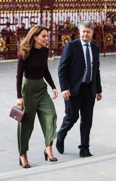 Kate Middleton en visite au Musée d'Histoire Naturelle à Londres. Elle porte un sac Chanel vintage bordeaux, le 9 octobre 2019