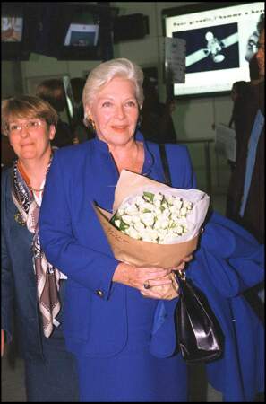 Line Renaud arrive à l'aéroport de Nice pour assister au 50ème festival international du film, à Canne, le 7 mai 1997.