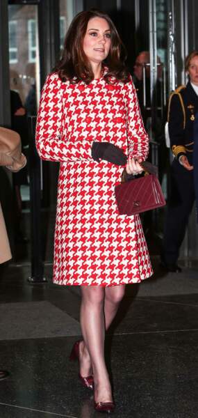 Kate Middleton porte un sac Chanel vintage à Stockholm, le 31 janvier 2018. 