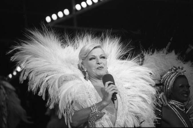 Line Renaud lors de sa dernière représentation de la revue "Paris", au Casino de Paris, le 15 septembre 1979.