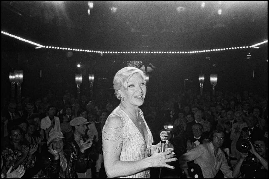 Line Renaud sur scène pour fêter les 30 ans de son spectacle cabaret, le 30 septembre 1976.
