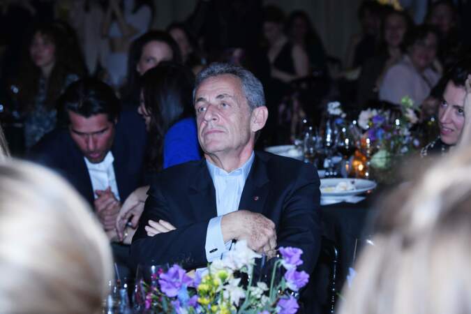 Nicolas Sarkozy écoute religieusement sa femme chanter chez Etam