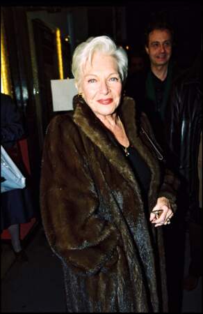 Line Renaud assiste à la première générale de la pièce "Cravate club", le 20 février 2001.