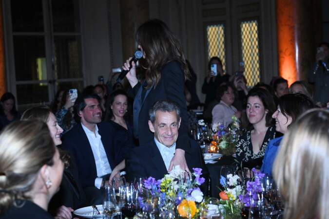 Carla Bruni chante et vient enlacer Nicolas Sarkozy