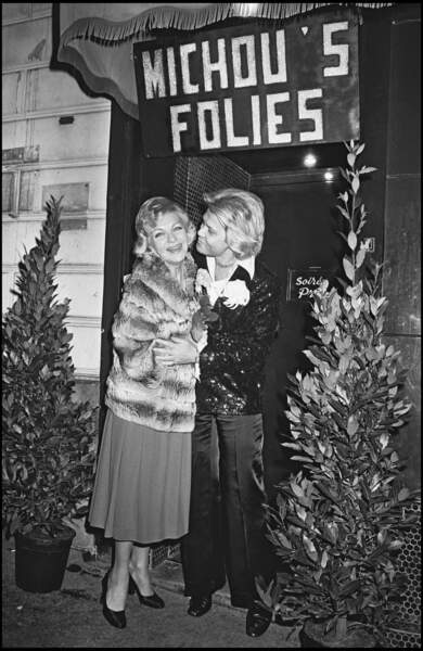 Line Renaud et Michou lors d'une soirée au "Michou's Folies", à Paris, le 4 décembre 1975.
