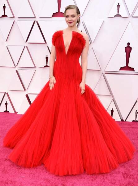 Amanda Seyfried en robe de sirène rouge Armani Privé, le 25 avril 2021.