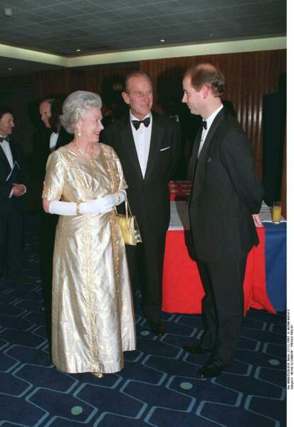 La reine Elizabeth II, le prince Philip et le prince Edward, lors d'un gala à Londres, en 1997.