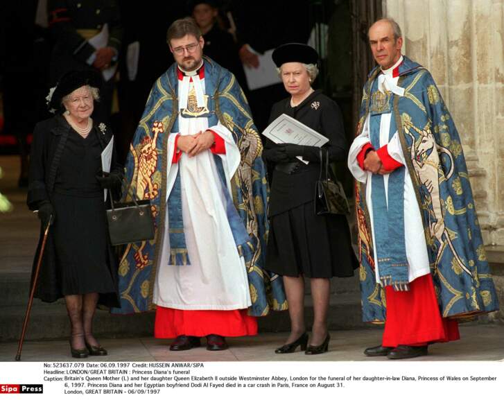 La Reine mère et Elizabeth II à l'abbaye de Westminster, à Londres, pour les funérailles de Diana, le 6 septembre 1997.