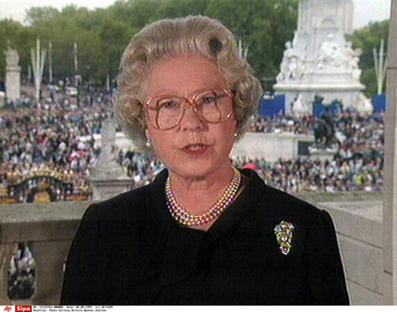 La reine Elizabeth, lors de son discours en hommage à Diana, au palais de Buckingham, le 5 septembre 1997.