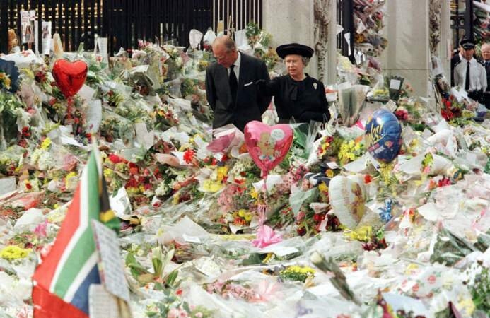 La reine Elizabeth II et le prince Philip devant les hommages floraux à Diana, au palais de Buckingham à Londres, le 5 septembre 1997. 