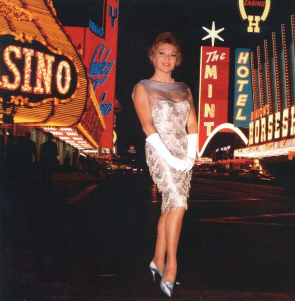 Line Renaud brille de mille feux dans les rues de Las Vegas dans les années 1960.
