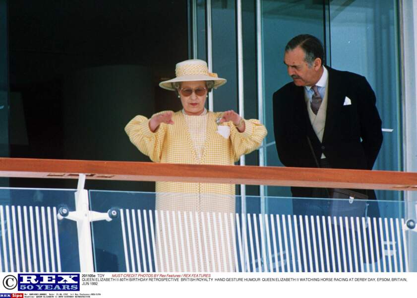 La reine Elizabeth II assiste à une course de chevaux, à Epsom, en Angleterre, en juin 1992.