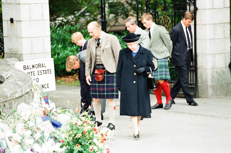 La reine Elizabeth II, le prince Philip, duc d'Edimbourg, le prince Charles, le prince William et le prince Harry, devant l'entrée du château de Balmoral, le 5 septembre 1997. 