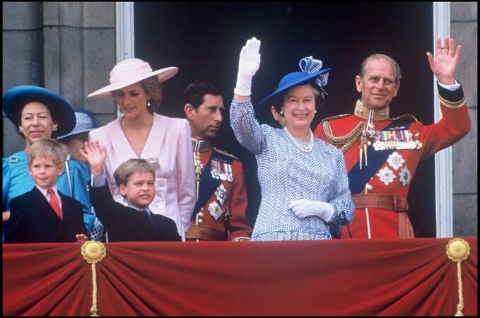 La princesse Margaret, le prince Harry, le prince William, la princesse Diana, le prince Charles, la reine Elizabeth et le prince Philip, en 1989.