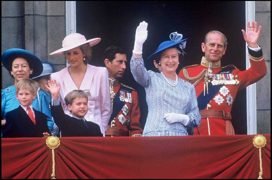 La princesse Margaret, le prince Harry, le prince William, la princesse Diana, le prince Charles, la reine Elizabeth et le prince Philip, en 1989.