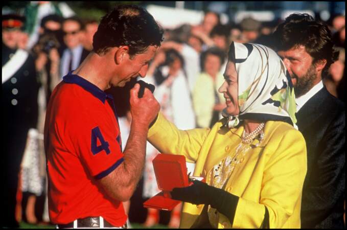 La reine Elizabeth II et le prince Charles, lors d'un match de polo à Windsor, en 1998.