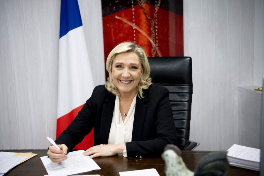 Marine Le Pen et blanc et noir ou noir et blanc, son costume de travail