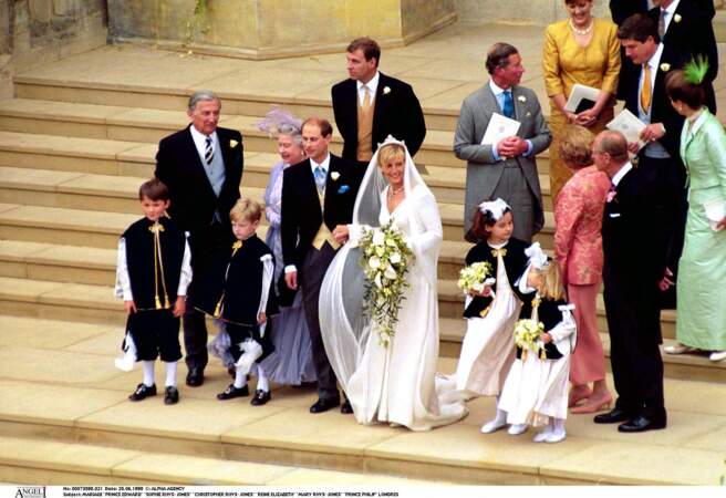 La reine Elizabeth II, aux côtés des jeunes mariés, le prince Edward et Sophie Rhys-Jones, en la chapelle Saint-Georges du château de Windsor,  le 19 juin 1999.