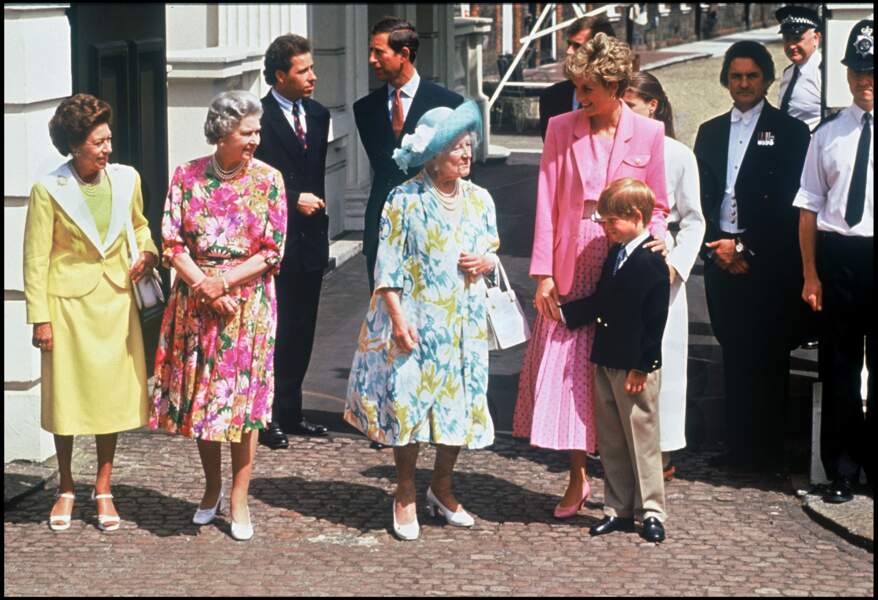 La princesse Margaret, la reine Elizabeth II, la Reine mère Elizabeth, la princesse Diana et le prince Harry, à Windsor, en 1992.